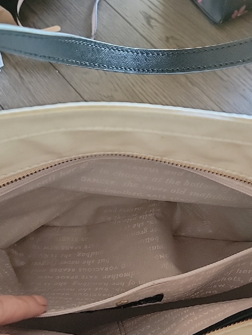 kate spade New York Cream Minnie Mouse Tote with Black Leather Handles~Like New - Picture 15 of 16